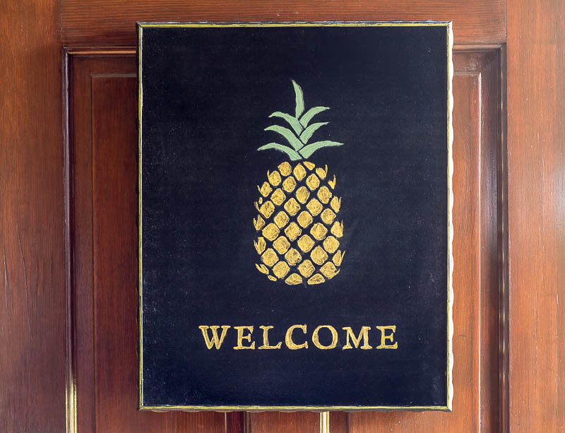 pineapple-welcome-sign-on-door